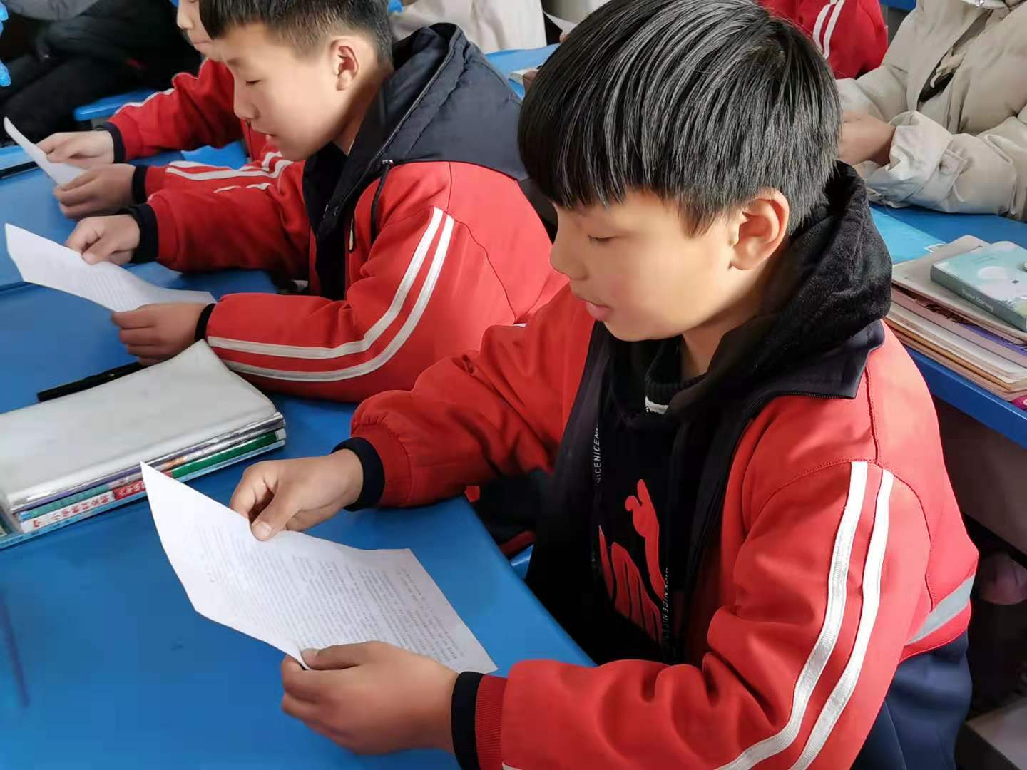 司法所秦所长给学校做宪法宣传周工作